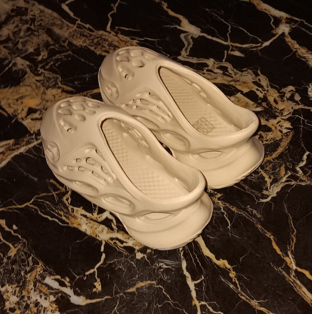 Yeezy foam runners (small sized)